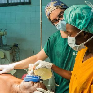 enfermera de Chad y doctora de chilena atendiendo a un paciente