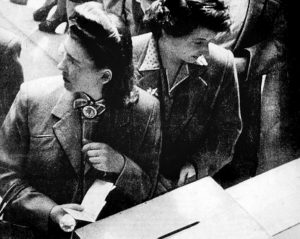 fotografía antigua que muestra a dos mujeres ante una urna electoral