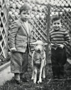 fotografía antigua donde aparecen los hermanos Fabían e Iván Jaksic de niños