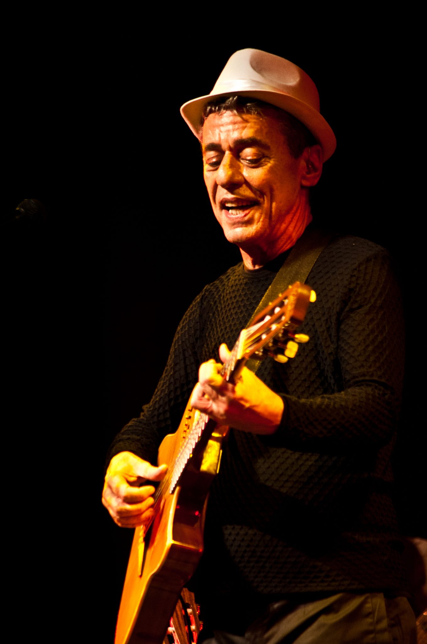 fotografía del artista Chico Buarque tocando guitarra