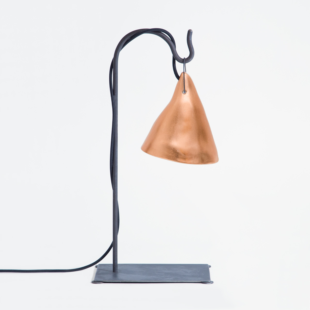 lámpara de mesa de hierro y cobre