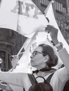 Mujer en una marcha sosteniendo una bandera que dice No más AFP 