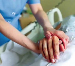 enfermera tomando la mano de un paciente