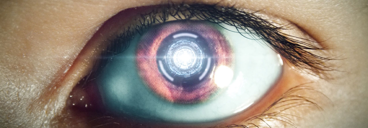 fotografía de un ojo abierto de una androide