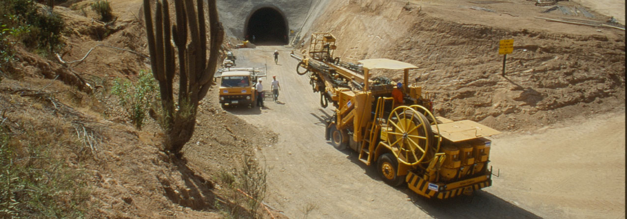 maquinaria trabajando en un camino a la entrada de un tunel