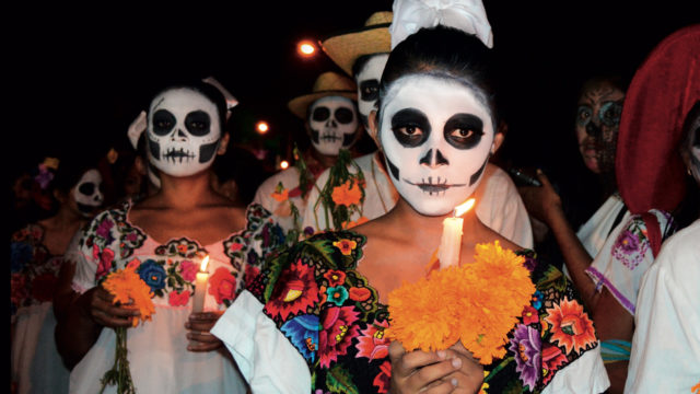 mujeres con maquillaje recreando la muerte según la tradición mexicana