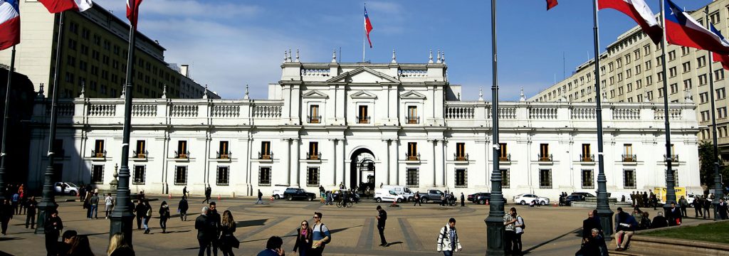 en la fotografía el palacio de gobierno La Moneda vista desde la plaza Constitución