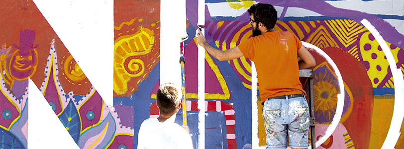 jóvenes pintando un mural, artes