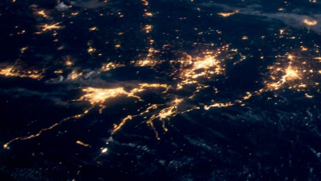 vista aérea nocturna se observa la contaminación lumínica