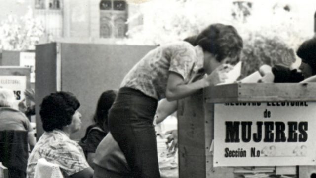 Fotografía de luan Mesa de mujeres en las elecciones parlamentarias de 1973