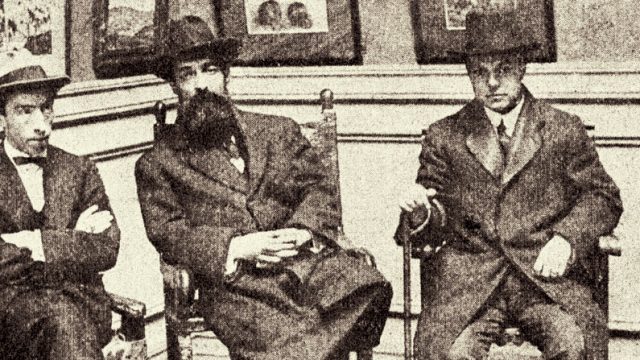 Fotografía antigua done aparecen sentados Pedro Prado, Manuel Magallanes y Alberto Ried