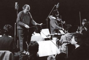 En la fotografía Fernando Rosas dirigiendo una orquesta