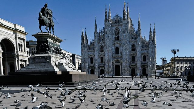En la fotografía la plaza del Duomo, Milán, Italia